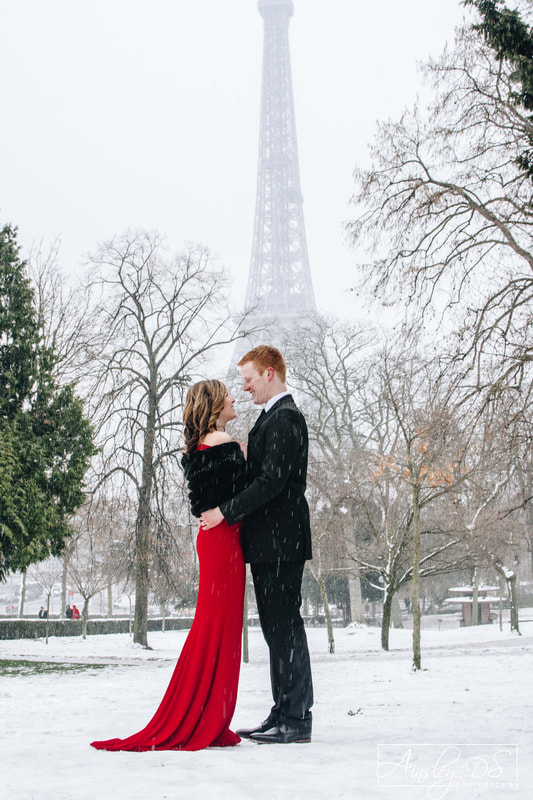 Couple photo shoot in the snow by Paris photographer Ainsley DS. 