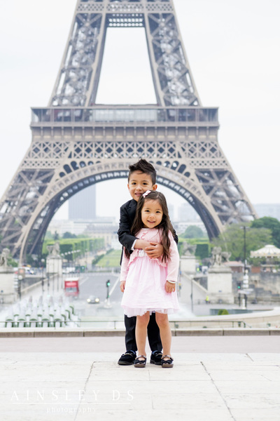 Family photoshoot in Paris with Ainsley Ds photography, Paris photographer. 
