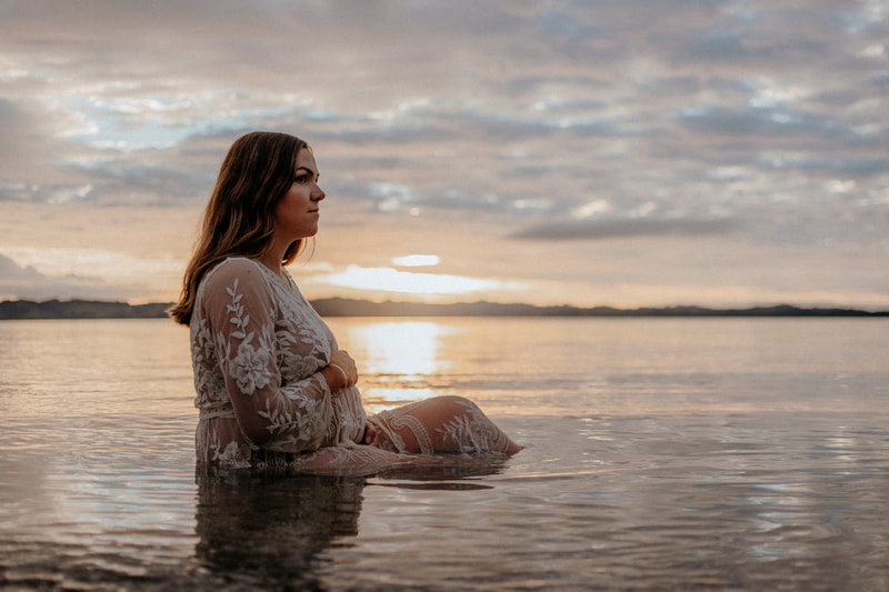 Stunning sunset maternity photoshoot photosession in Auckland