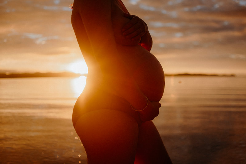 Back lit pregnant tummy beautiful maternity session in auckland new zealand portrait photographer Ainsley ds