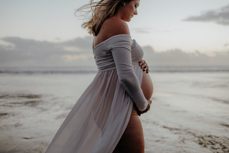 Maternity photoshoot in Auckland New Zealand by outdoor portrait photographer Ainsley DS
