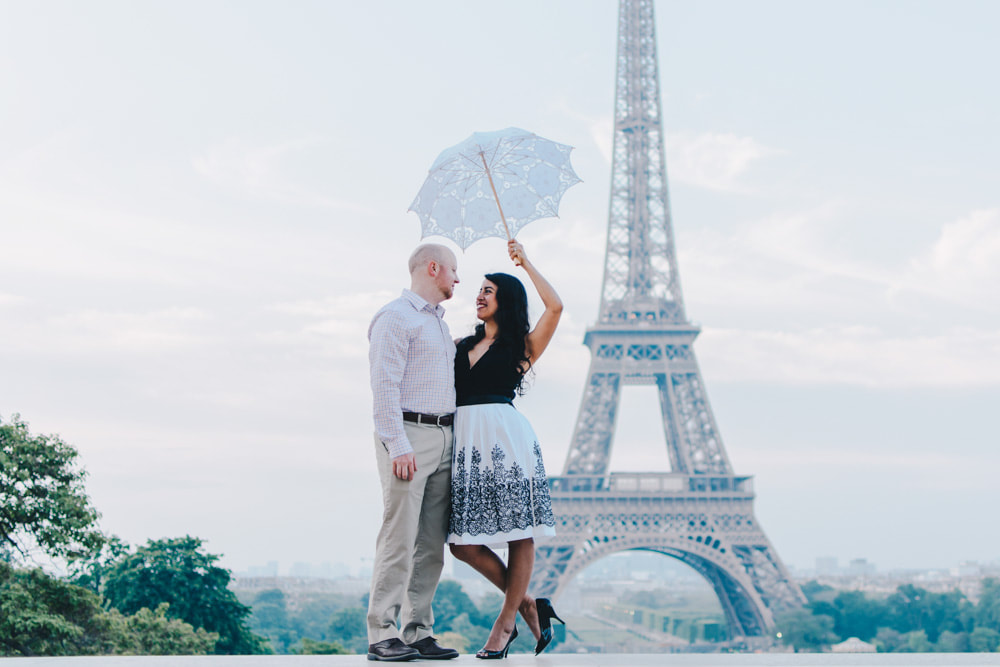 Eiffel tower romantic photo shoot for couples. Book your personal photo shoot for 2022