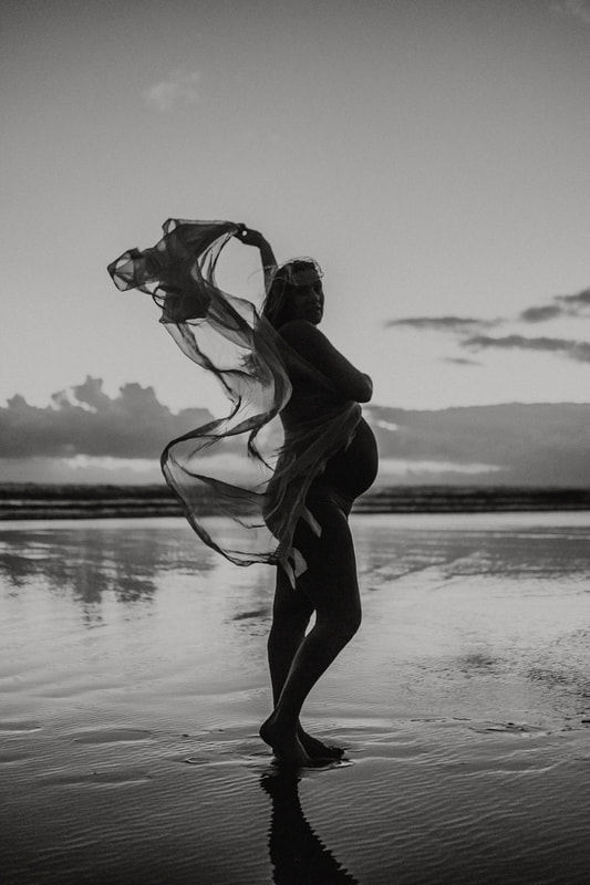 Black and white maternity photo shoot with award winning best Auckland photographer Ainsley DS 