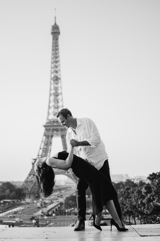 Black and white romantic photography session in front of the Eiffel Tower, Paris