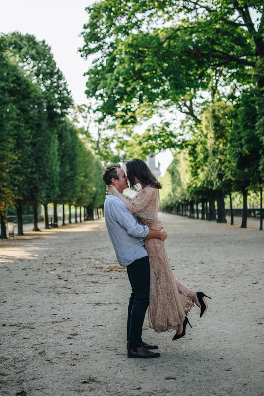Intimate couples photography session in Paris by NZ photographer