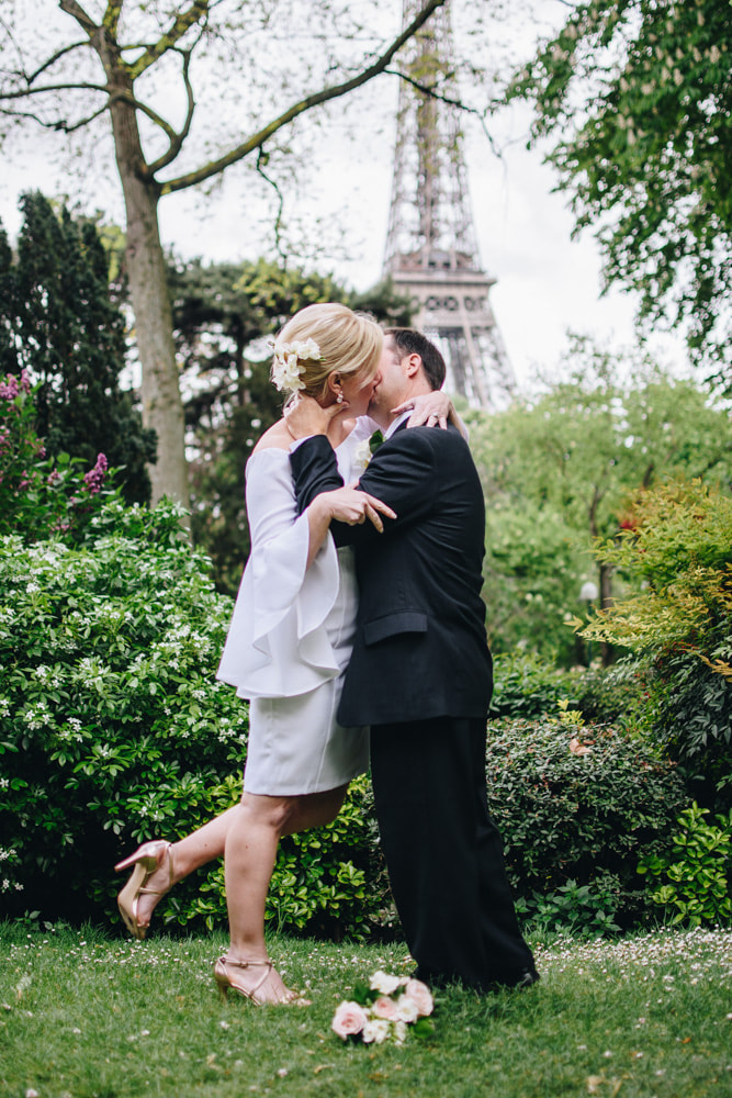 Romantic ceremony for a vow renewal in front of the Eiffel Tower