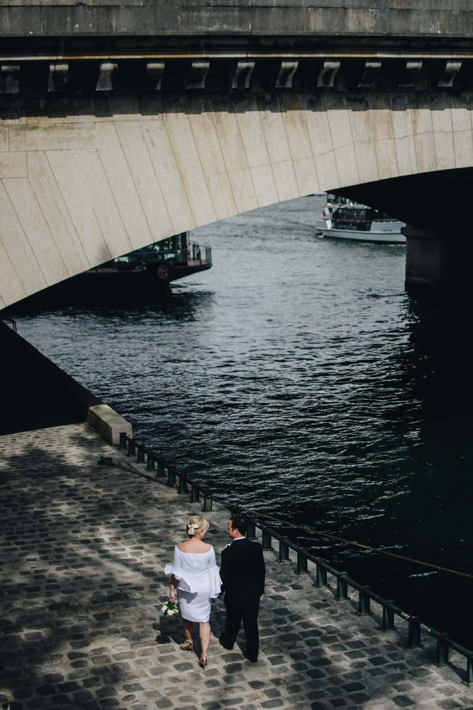Romantic lovers by the Seine by NZ portrait and couples photographer in Paris. 