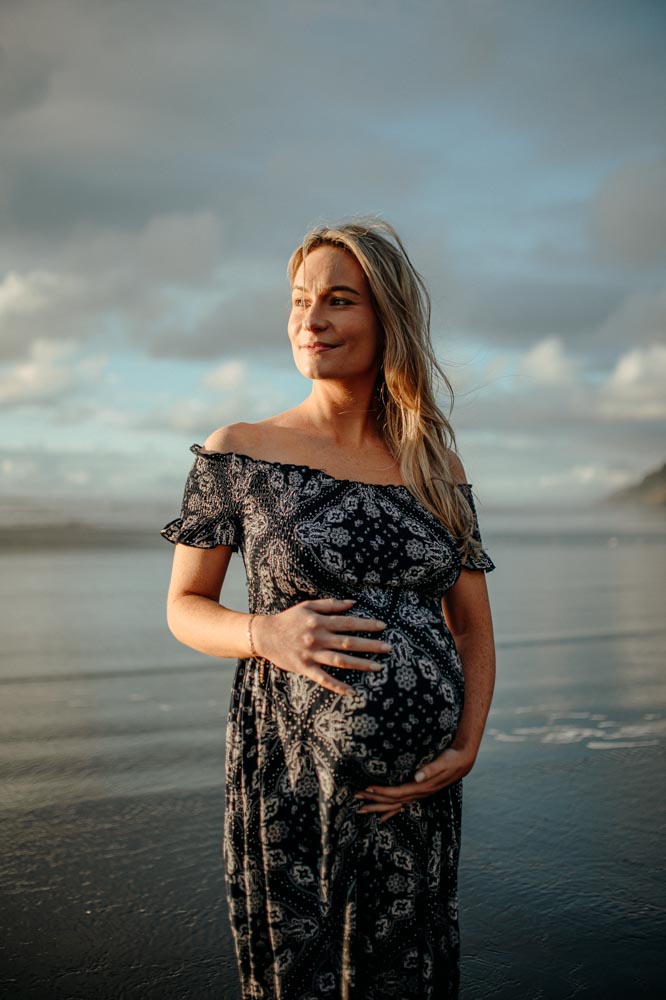 Bump photos in Auckland beach for a maternity photo session