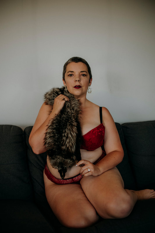 Glamorous boudoir and empowerment photographer Ainsley DS available for high fashion photo shoot in Auckland, New Zealand. 