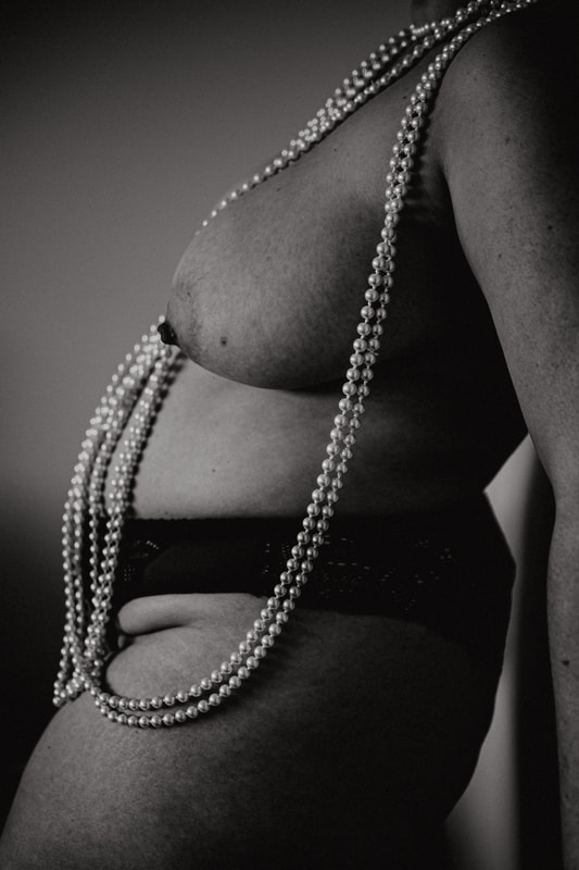 Plus size, body positive boudoir photographer Ainsley DS in Auckland, New Zealand