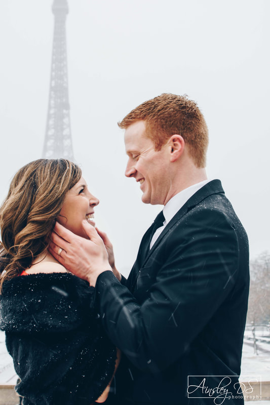 Couple photo shoot in the snow by Paris photographer Ainsley DS. 