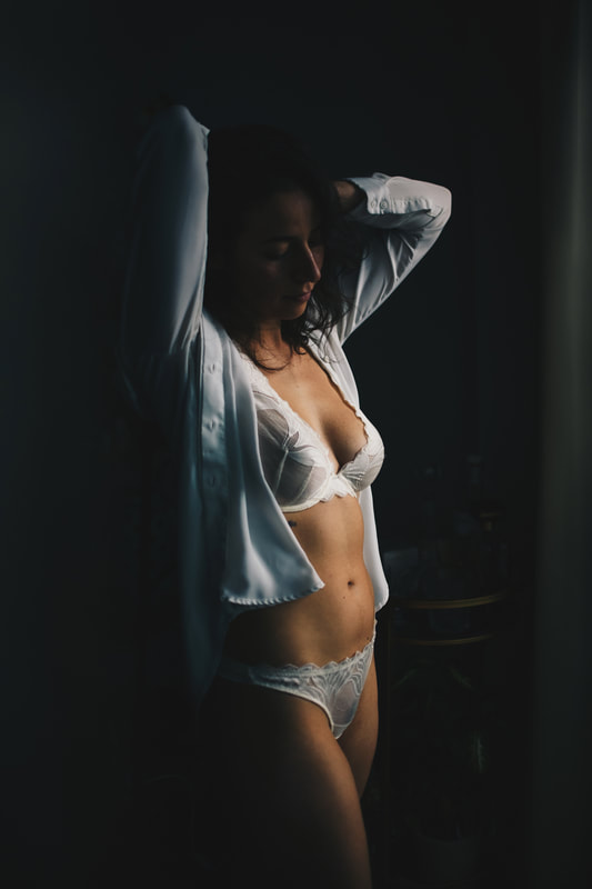 Auckland empowerment portrait and boudoir photographer in New Zealand. Book your own lingerie photoshoot now. 